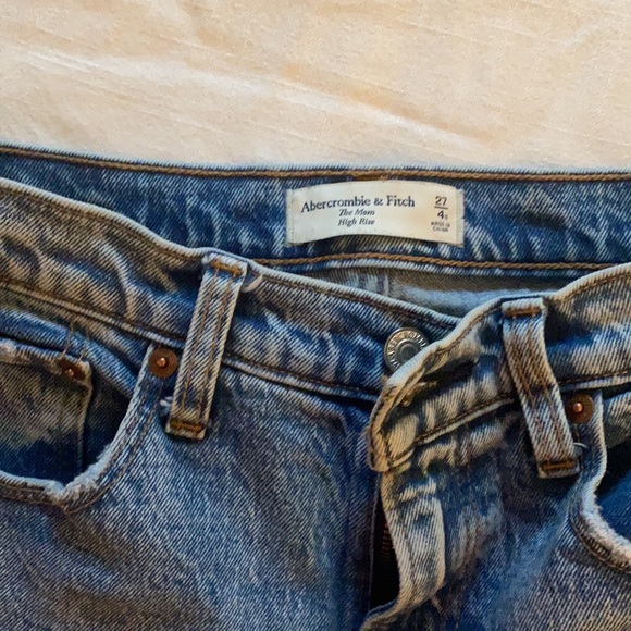 Abercrombie and Fitch The mom High Rise Jeans - Picture 2 of 3